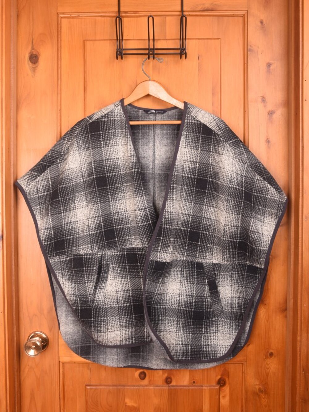 The North Face Black Plaid Crescent Poncho Open Front Fleece Jacket Size Small